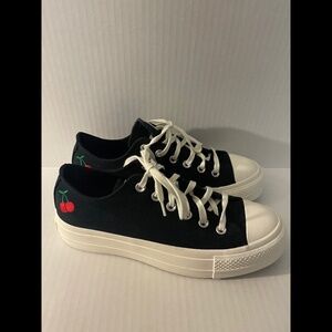 Womens Chuck Taylor Lift Cherry On Low Sneaker Size 8.5